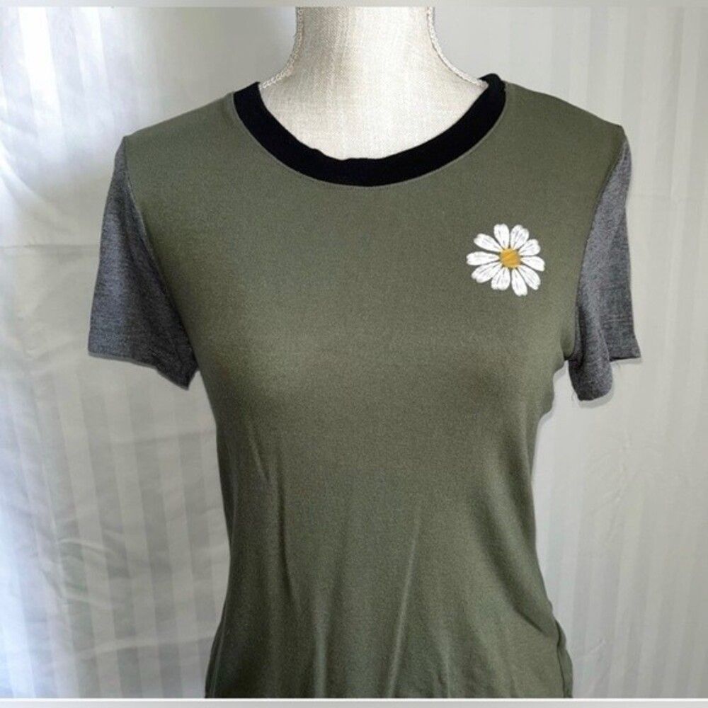 No Boundaries Green & Gray Daisy Floral Top - Juniors Medium 7/9 - Picture 4 of 10